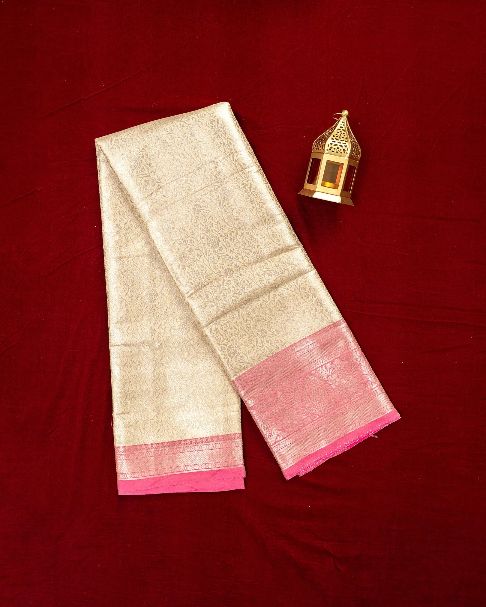 SC4811 - Tissue with jaquard body and contrast border