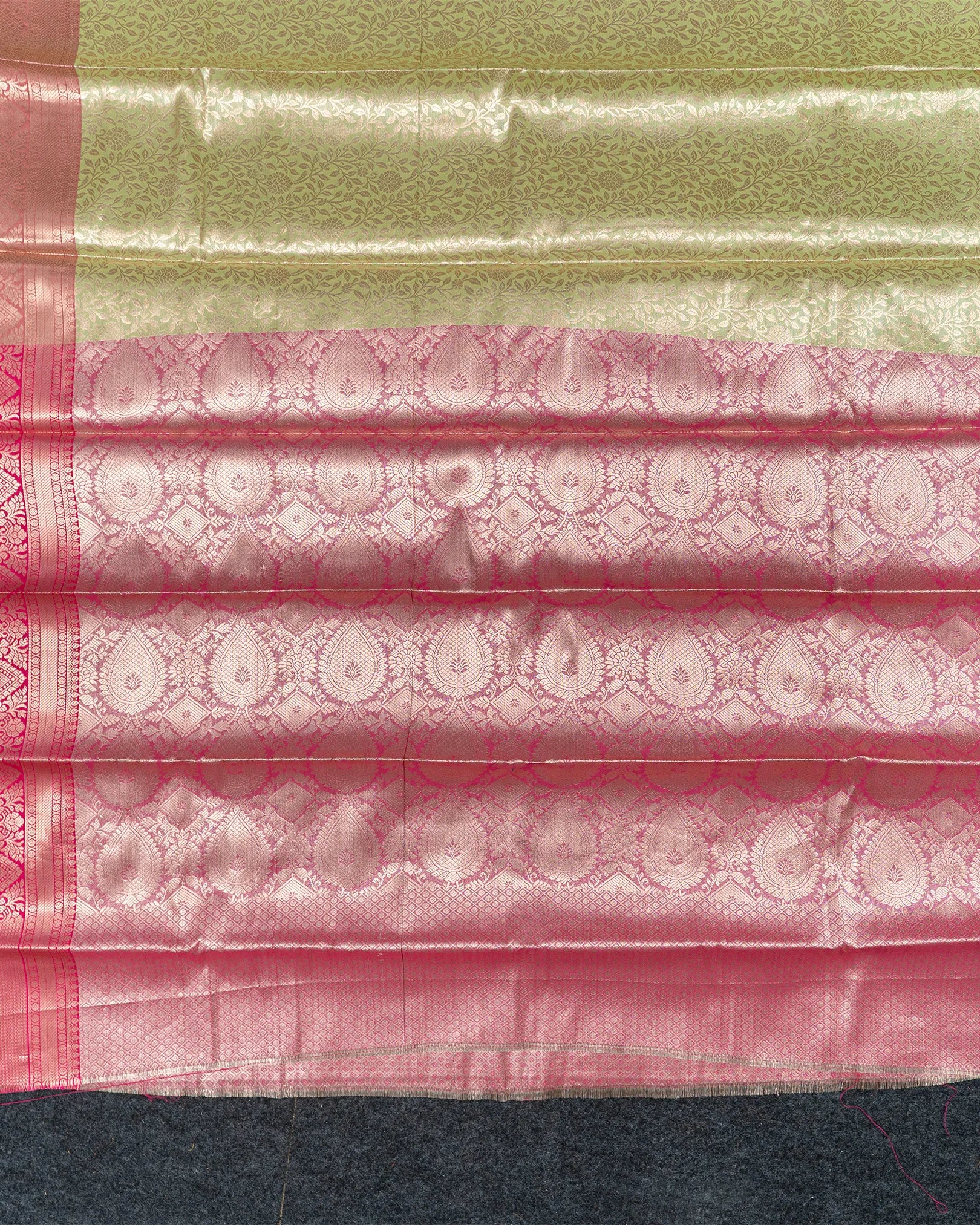 SC4811 - Tissue with jaquard body and contrast border
