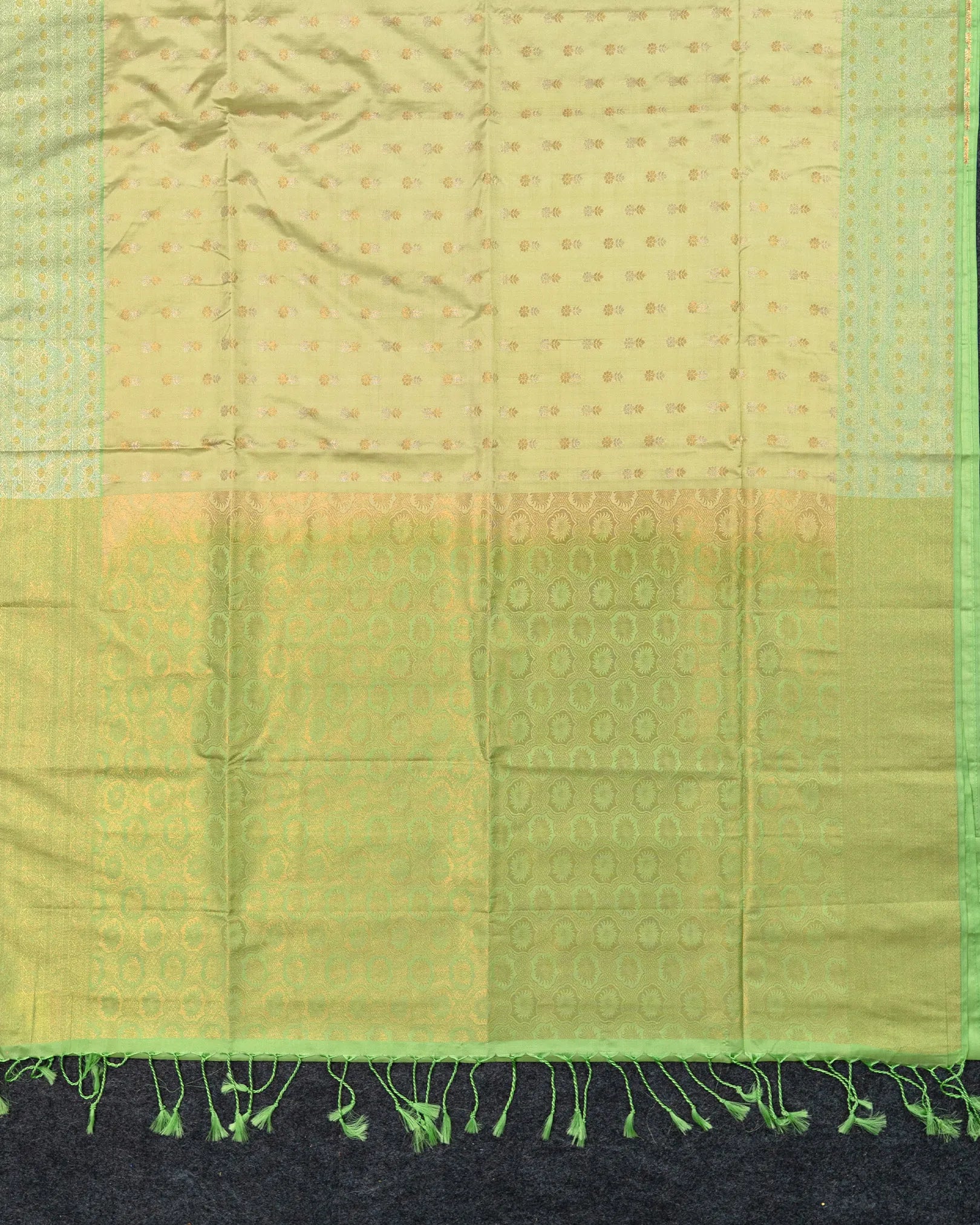 SC4587 - Litchi Silk With Zari Lines Along Body