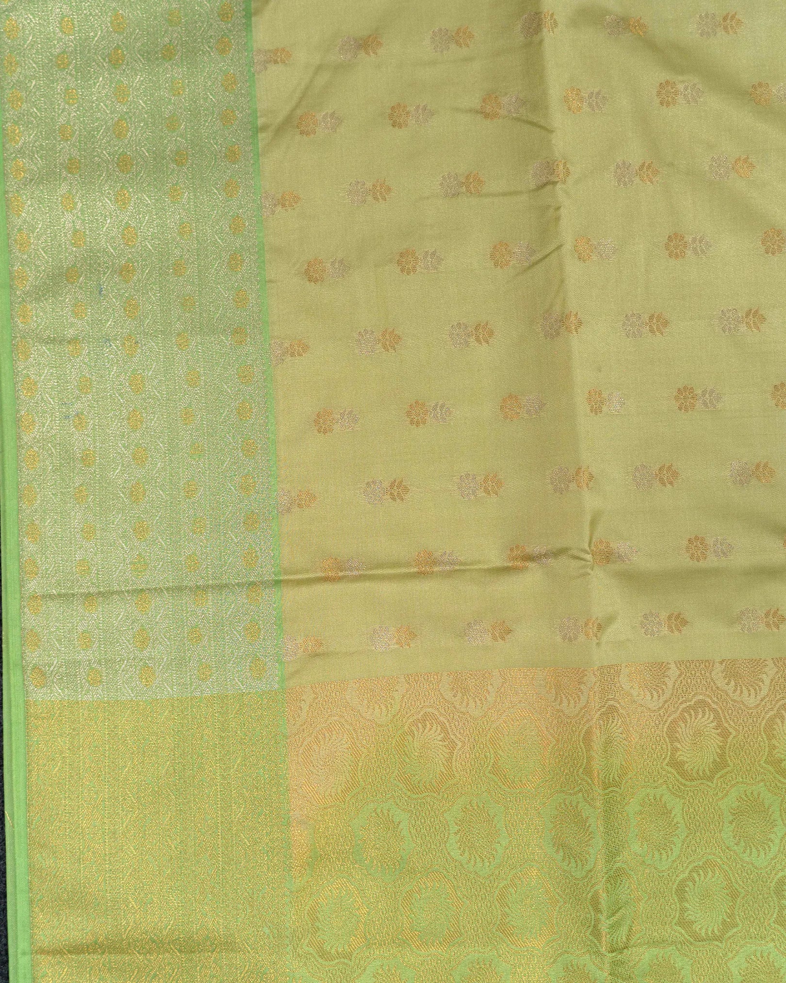 SC4587 - Litchi Silk With Zari Lines Along Body