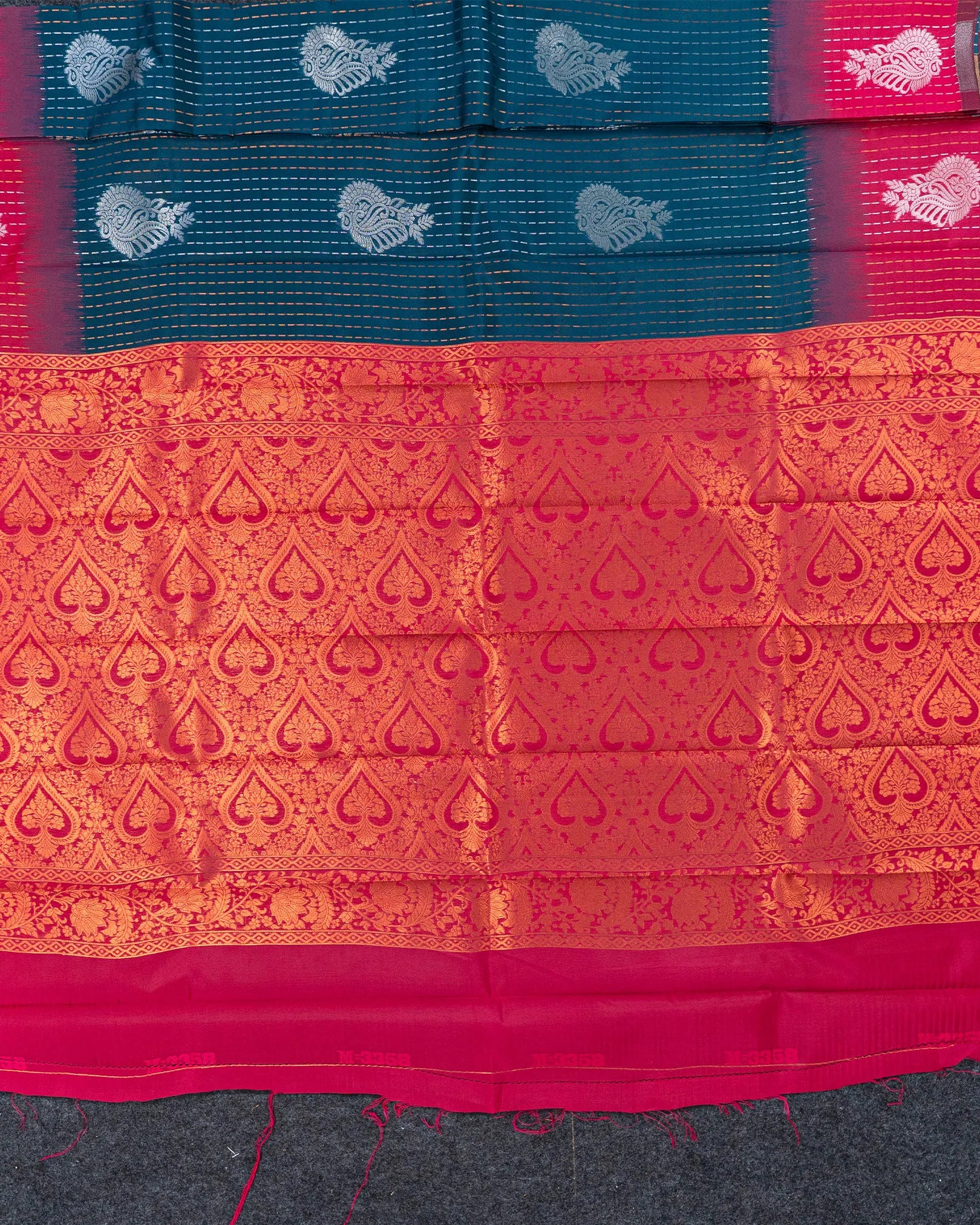 SC4402 - Litchi Silk With Zari Lines Along Body