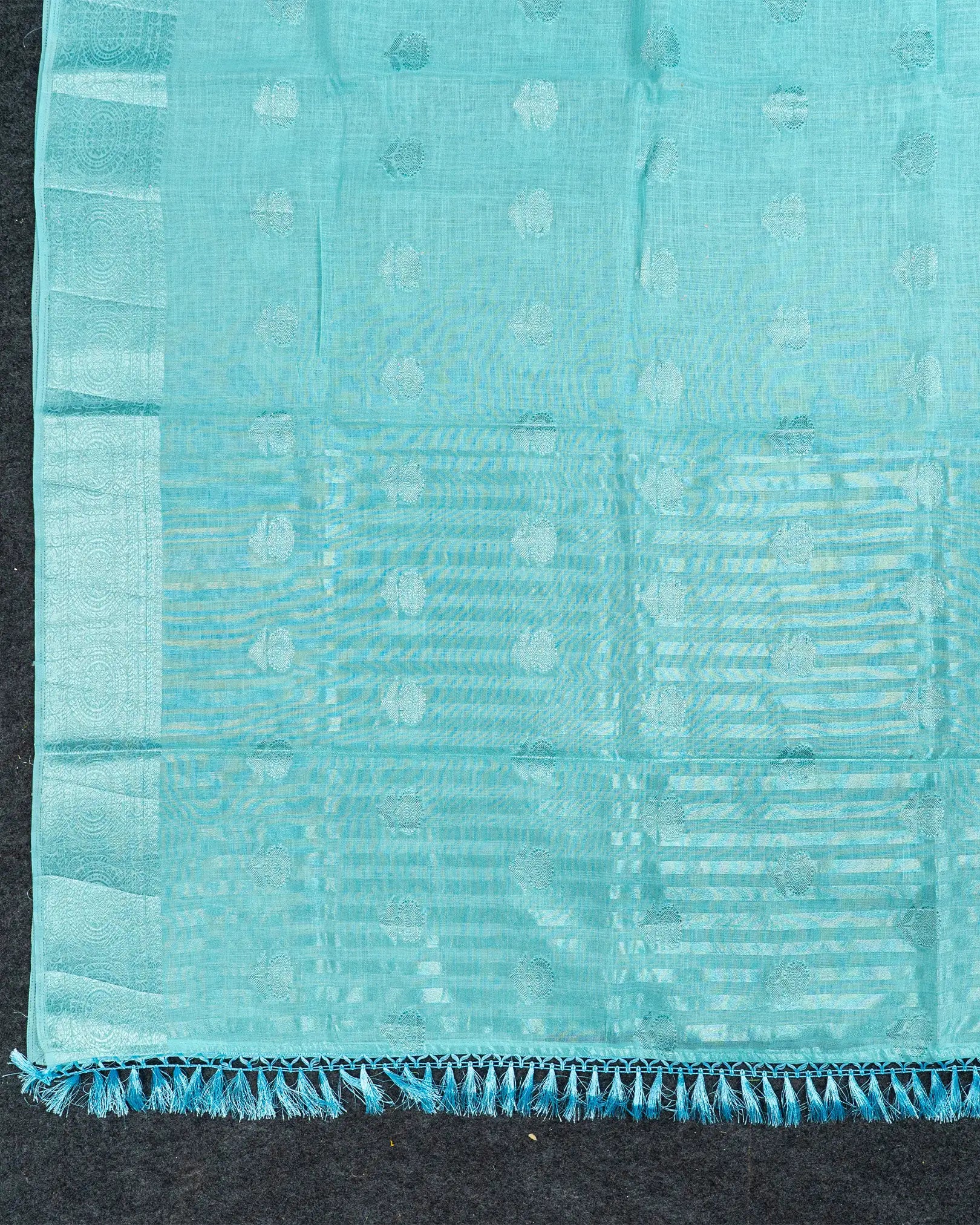 SC4362 - Linen Saree With Silver Butta