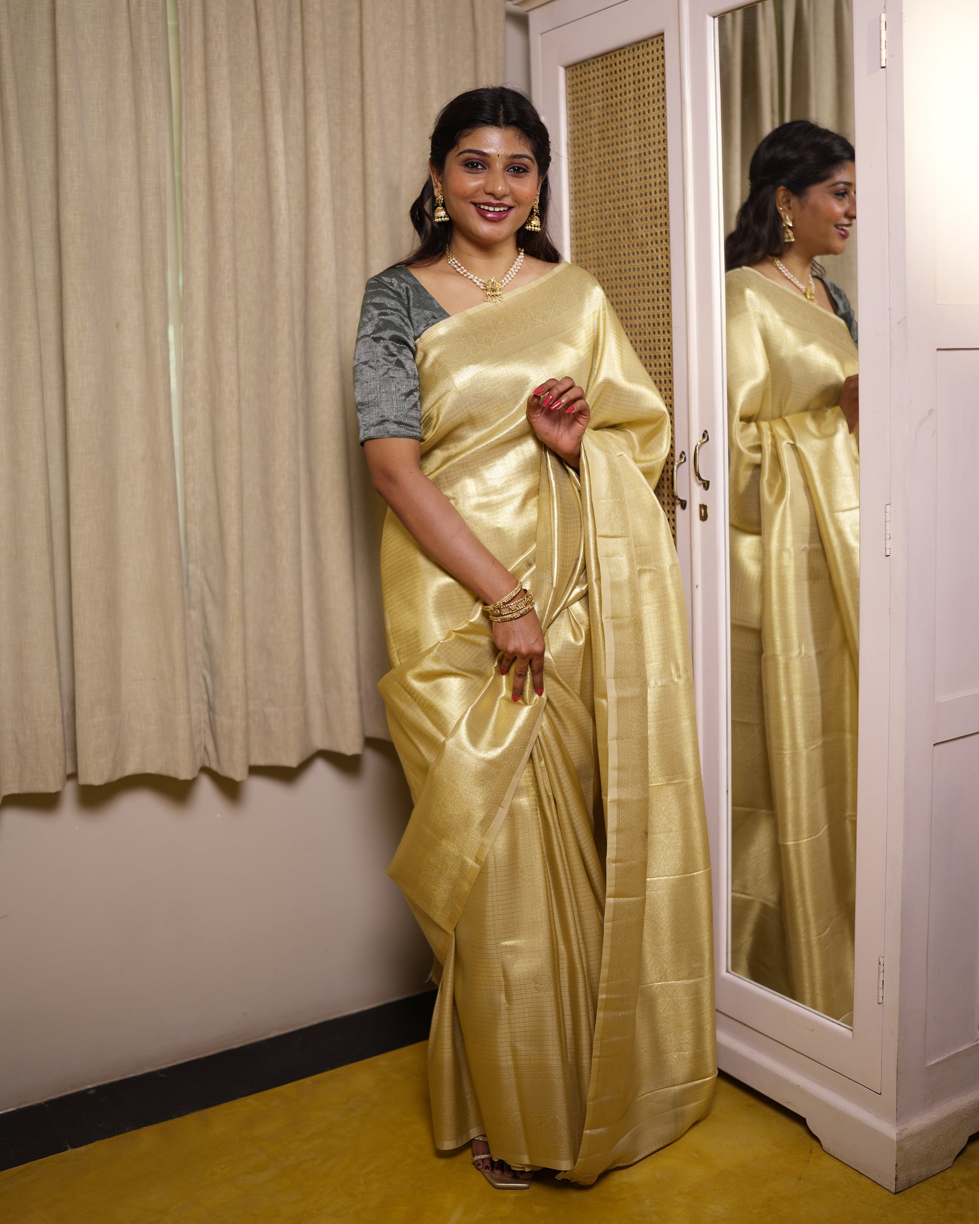 Tissue Saree With Checked Embose Small Buttas