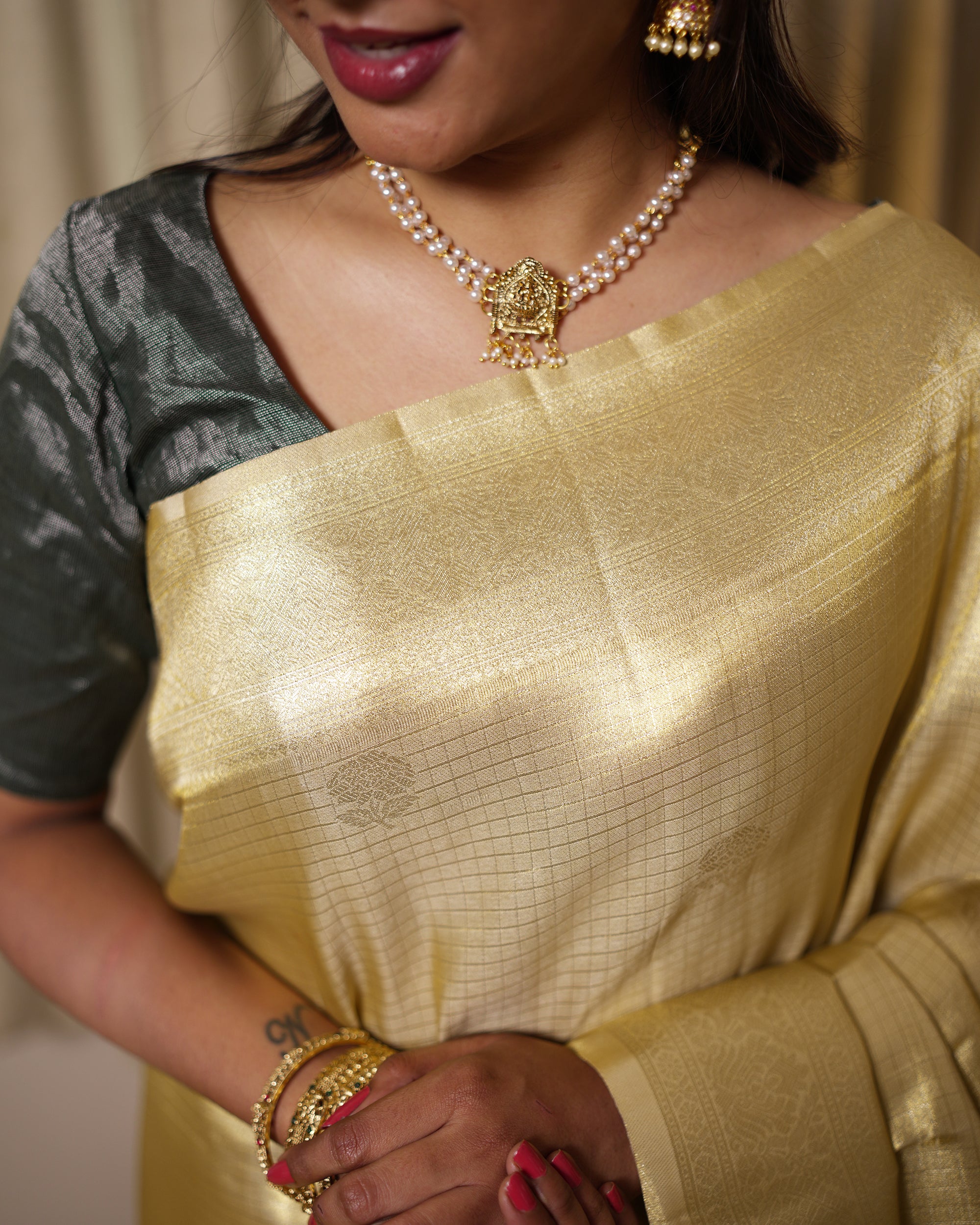 Tissue Saree With Checked Embose Small Buttas