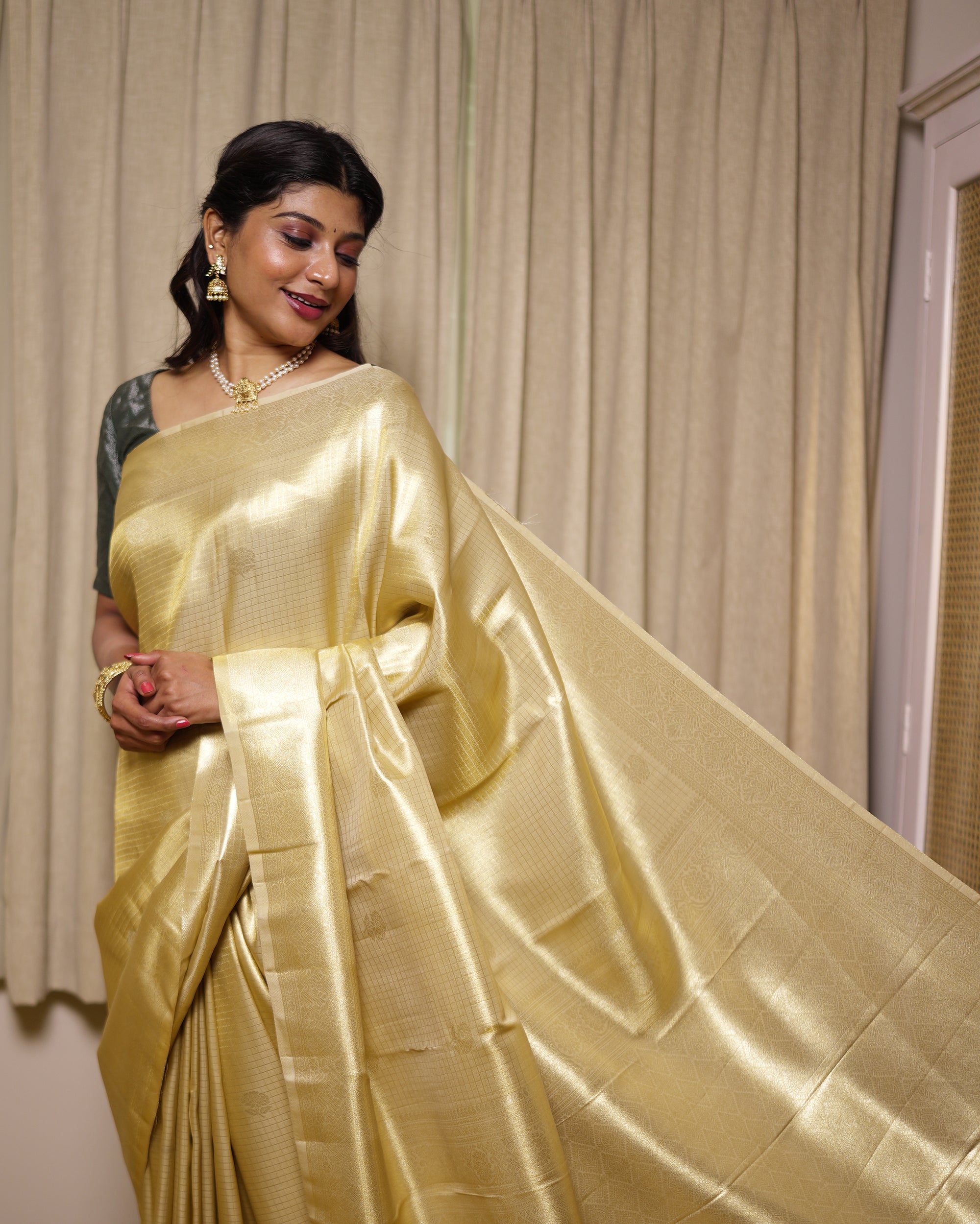 Tissue Saree With Checked Embose Small Buttas