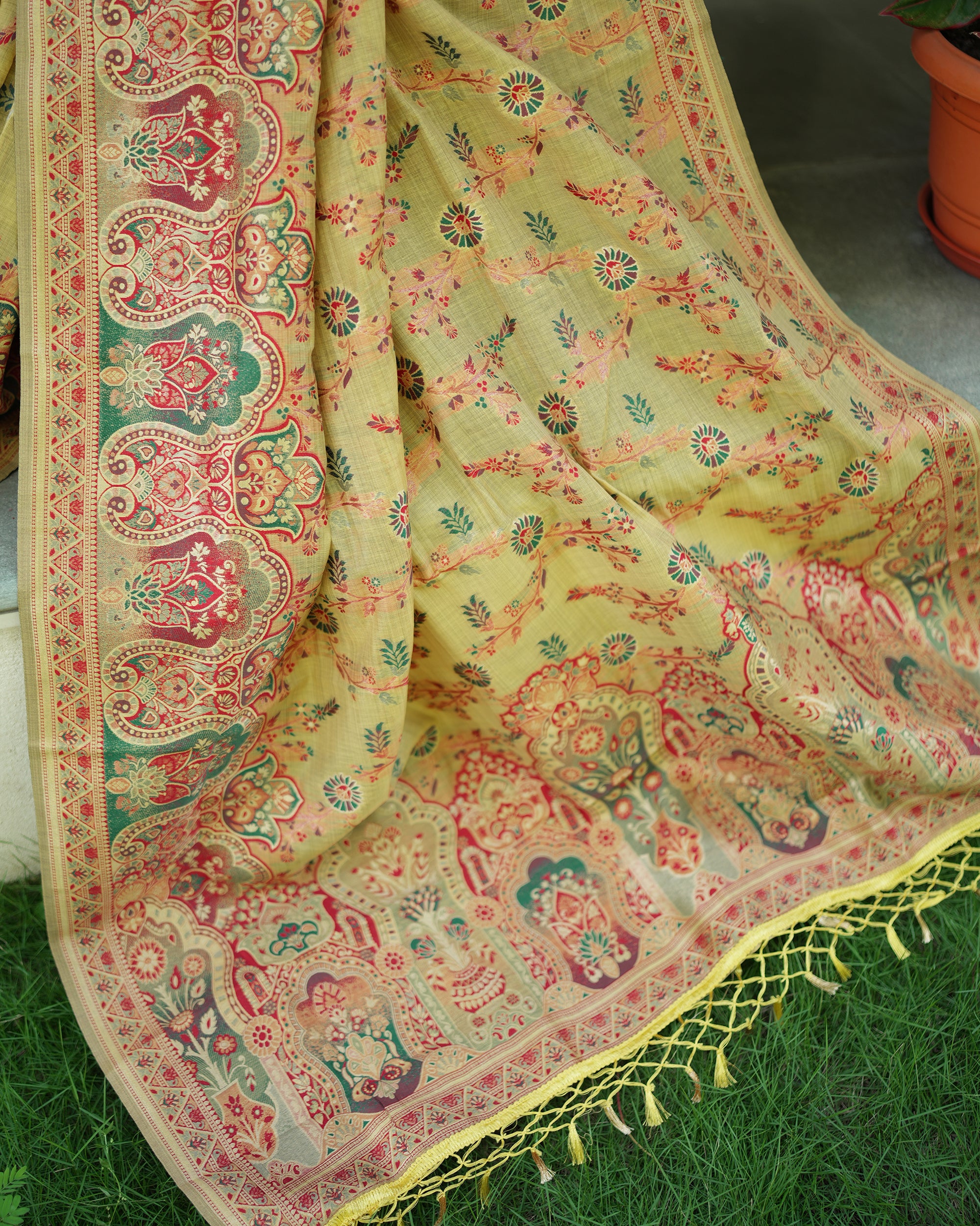 Zari Woven Floral Saree With Running Blouse