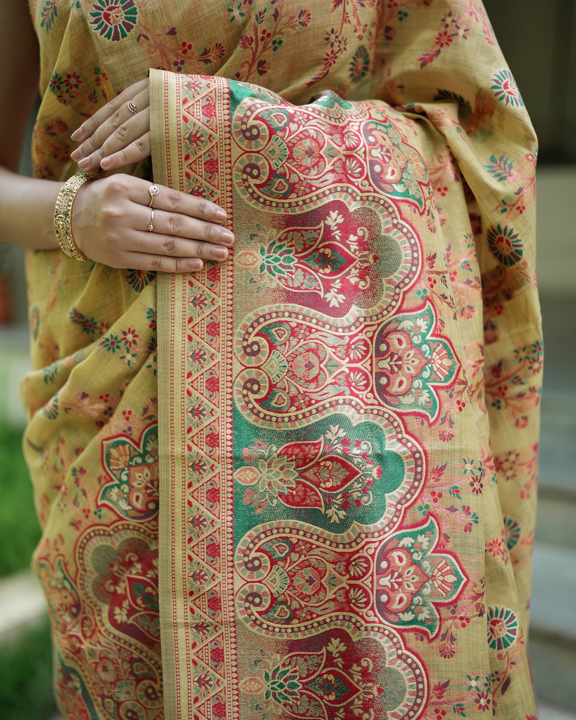 Zari Woven Floral Saree With Running Blouse
